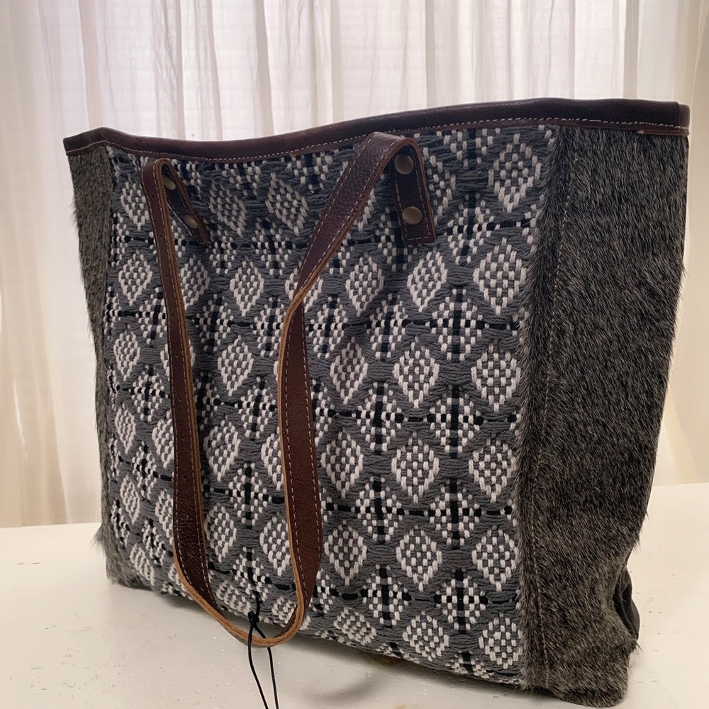 NWT ZAG  UPCYCLED TOTE HANDBAG - Picture 2 of 5